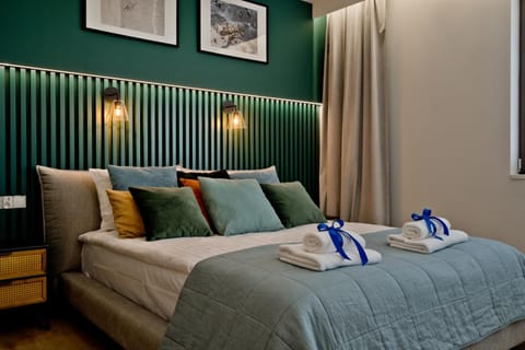 Bed, Bedroom, towels