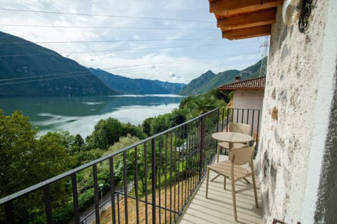 Balcony/Terrace, Dining area, Lake view, Mountain view