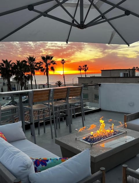 View (from property/room), Balcony/Terrace, Seating area, Dining area, Sea view, Sunset