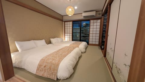 Bed, Bedroom, Garden view