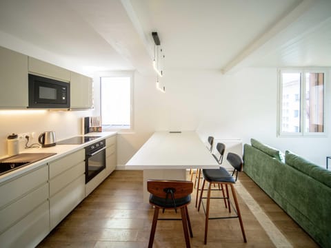 Kitchen or kitchenette, Living room, Seating area, Dining area, minibar, oven, pet friendly, stove