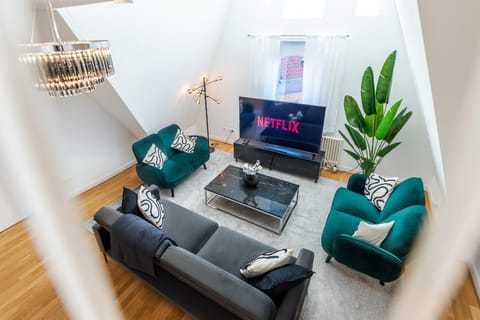 Nearby landmark, Restaurant/places to eat, Communal lounge/ TV room, TV and multimedia, Living room, Fitness centre/facilities, Business facilities, Banquet/Function facilities, Seating area, Evening entertainment, City view, Landmark view, group of guests, internet
