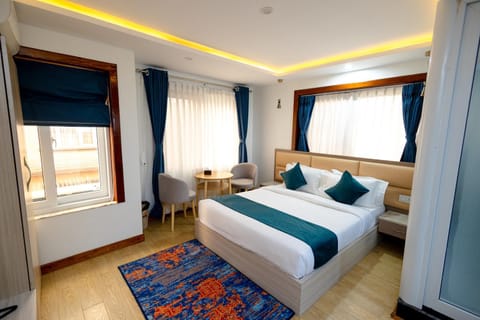 Bed, Seating area, Bedroom