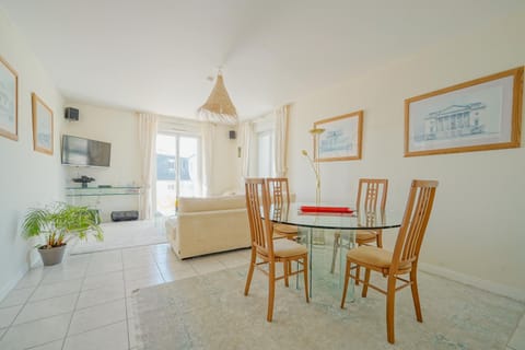 Day, Seating area, Dining area, Meals