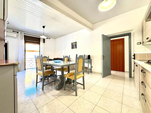 Kitchen or kitchenette, Dining area, stove