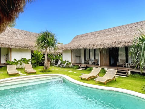 Property building, Patio, Day, Garden, Garden view, Pool view, Swimming pool, sunbed