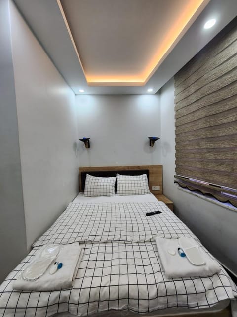 Bed, towels