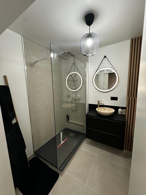 Charmant Studio Neuf, Hypercentre, Parking, Balcon Apartment in Eckbolsheim