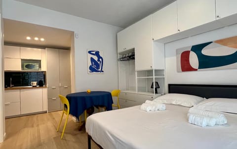 Bed, Kitchen or kitchenette, Photo of the whole room, Bedroom, towels, wardrobe