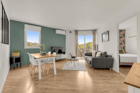 TV and multimedia, Living room, Dining area
