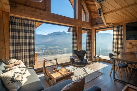 View (from property/room), Balcony/Terrace, Living room, Mountain view