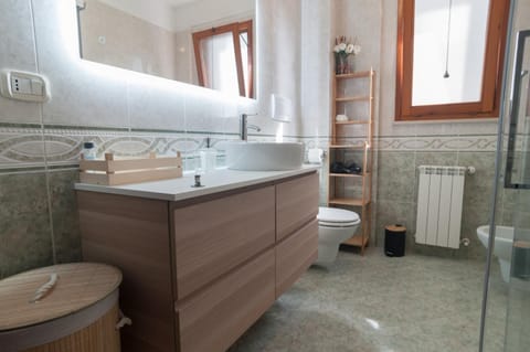 Shower, Toilet, Bathroom, bidet, towels