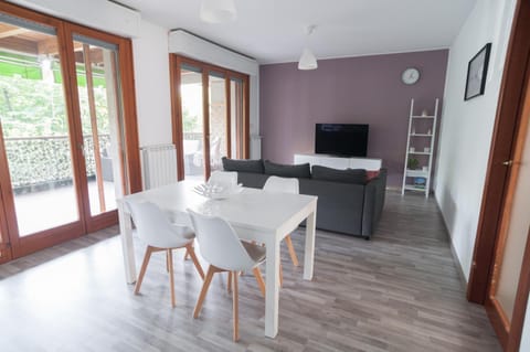 TV and multimedia, Living room, Seating area, Dining area, Evening entertainment