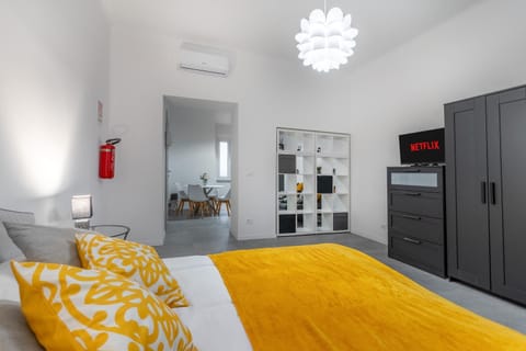 Bed, TV and multimedia, Photo of the whole room, Bedroom, wardrobe, air conditioner