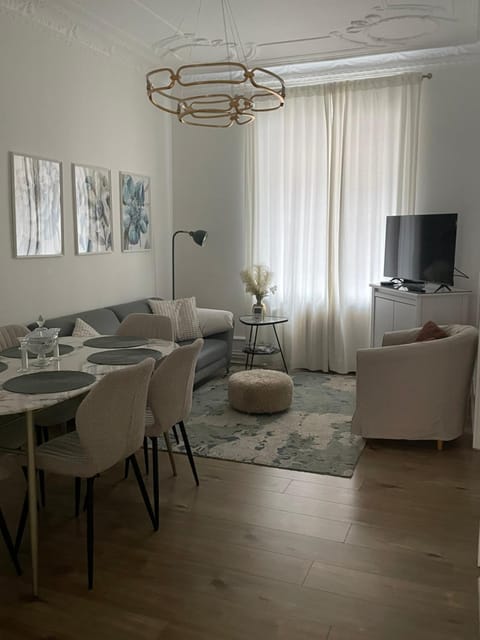 Le Rapp 6, Appartement de Standing 3 chambres, 7 personnes &1 bébé, Cosy et familial ultra équipé Emplacement Idéal proche Gare Centre ville Marchés de Noël Quartier Tribunal Contades Apartment in Strasbourg