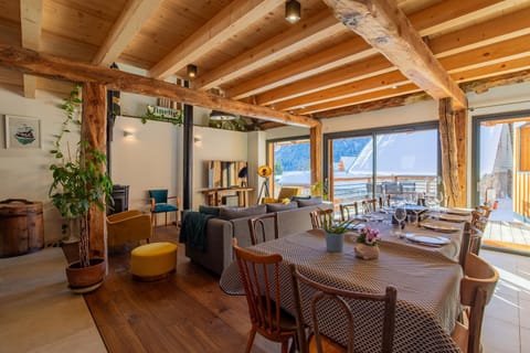 Seating area, Dining area