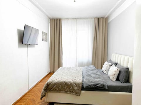 Bed, TV and multimedia, Bedroom