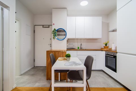 Kitchen or kitchenette, Dining area, dishwasher, heating, internet, oven, stove, kitchen
