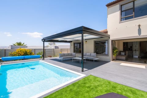 Pool view, Swimming pool, sunbed