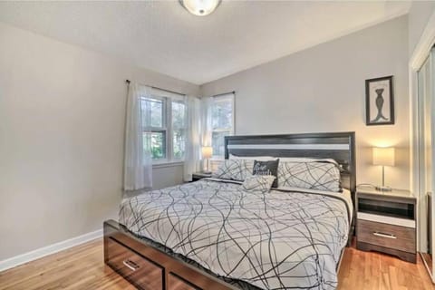 The Peaceful Blue House in Highland House in Mendota Heights