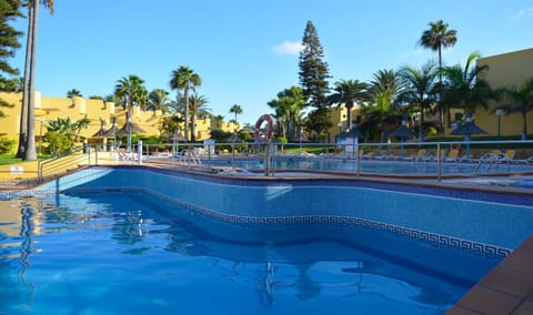 Day, Swimming pool