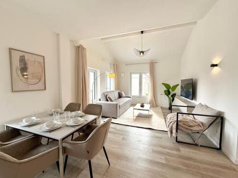 Bed, TV and multimedia, Living room, Seating area, Dining area