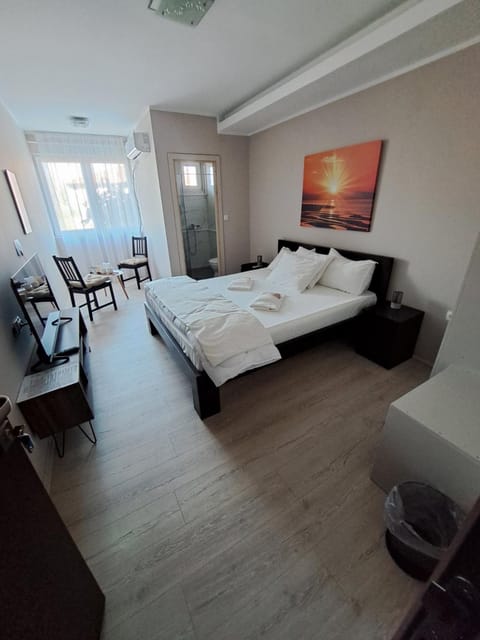 Bed, TV and multimedia, Living room, Photo of the whole room, Seating area, Bedroom, towels