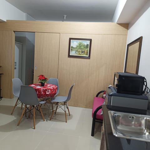 TV and multimedia, Kitchen or kitchenette, Living room, Seating area, Dining area