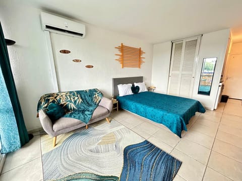 Bed, Living room, Photo of the whole room, Bedroom