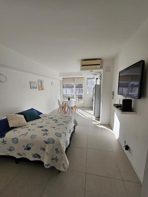 Bed, TV and multimedia, Photo of the whole room, air conditioner