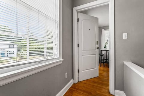 East Hill Manor with 2 Kitchens Near Beach & Downtwn Villa in Pensacola