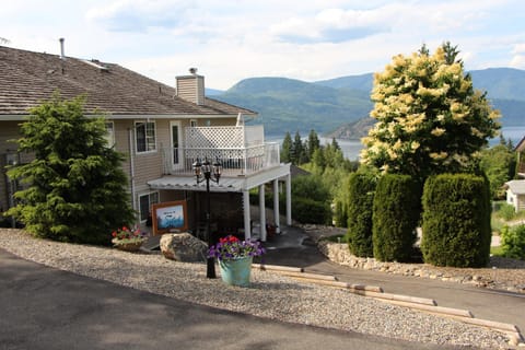 Balcony/Terrace, Lake view, Mountain view
