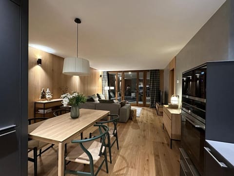 TV and multimedia, Living room, Seating area, Dining area, oven