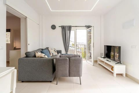 Communal lounge/ TV room, TV and multimedia, Living room, Seating area, Evening entertainment
