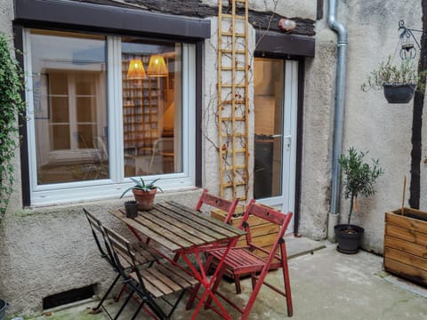 Patio, Facade/entrance