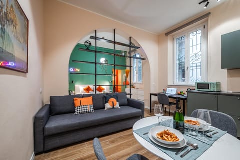 TV and multimedia, Kitchen or kitchenette, Living room, Food and drinks, Seating area, Dining area