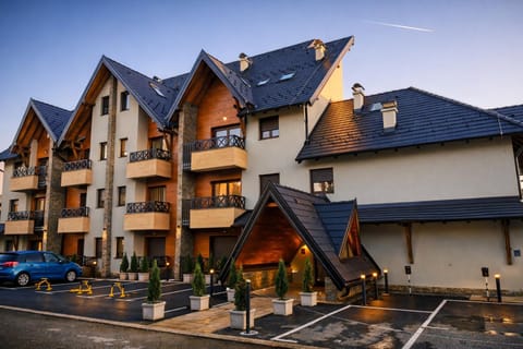 Property building, Day, Neighbourhood, Street view, Location, Parking