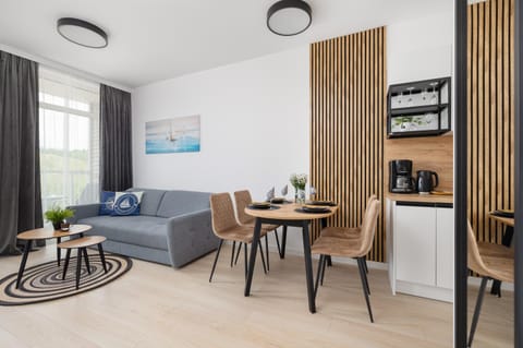 Coffee/tea facilities, Kitchen or kitchenette, Living room, Seating area, Dining area
