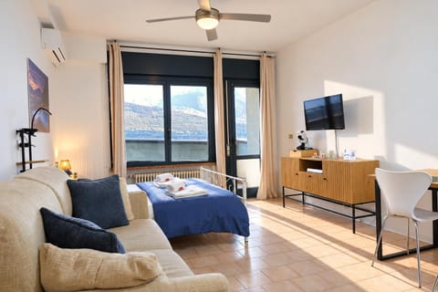 Bed, Day, TV and multimedia, Living room, Seating area, Bedroom, Seasons, towels