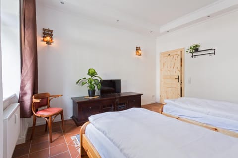 Bed, TV and multimedia, Photo of the whole room, Seating area, Bedroom, wardrobe