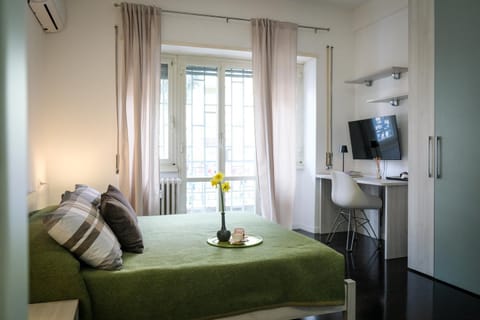 Bed, TV and multimedia, Photo of the whole room, Bedroom, air conditioner