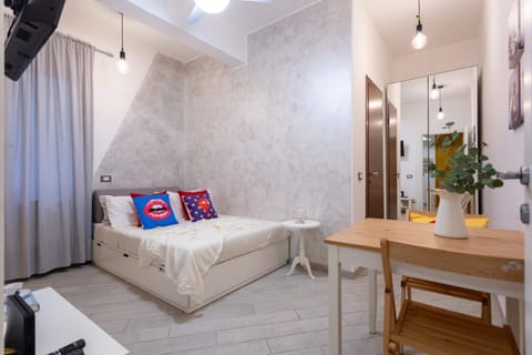 Bed, Living room, Photo of the whole room, Seating area, Bedroom