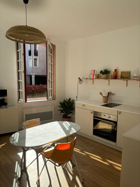 Kitchen or kitchenette, Dining area, stove