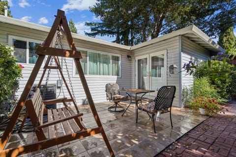 Spacious Mountain View Duplex in Prime Location Duplex Apartment in Los Altos