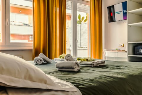 Bed, Photo of the whole room, Bedroom, towels
