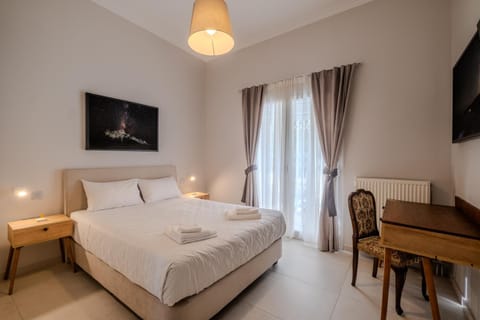 Bed, Photo of the whole room, Decorative detail, Bedroom, air conditioner, air conditioner