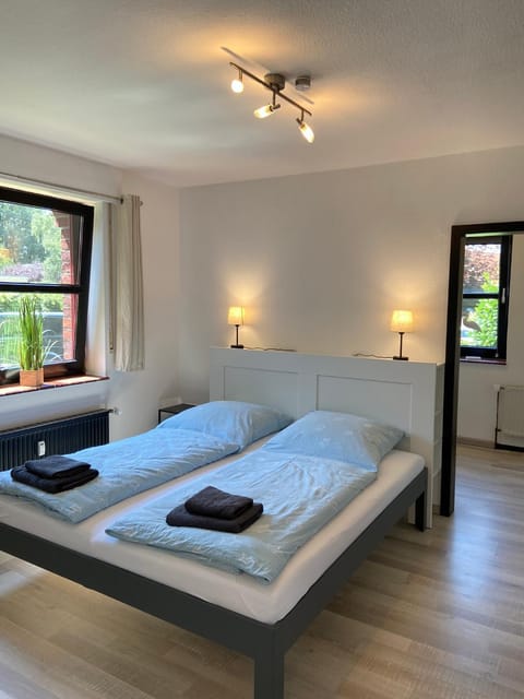 Bed, Bedroom, towels
