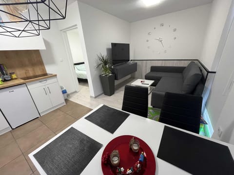 TV and multimedia, Kitchen or kitchenette, Living room, Seating area, Dining area, stove