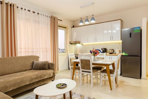 Kitchen or kitchenette, Living room, Seating area, Dining area, minibar