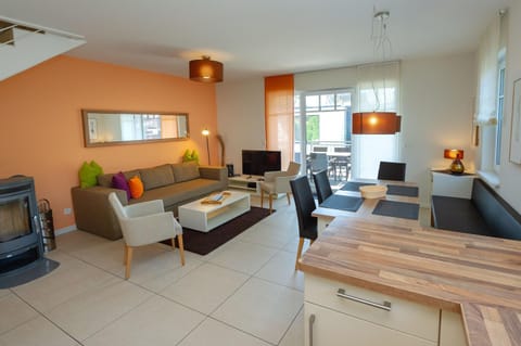 TV and multimedia, Living room, Seating area, Dining area, fireplace